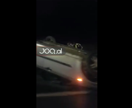 Makina kthehet përmbys në autostradën Tiranë-Durrës