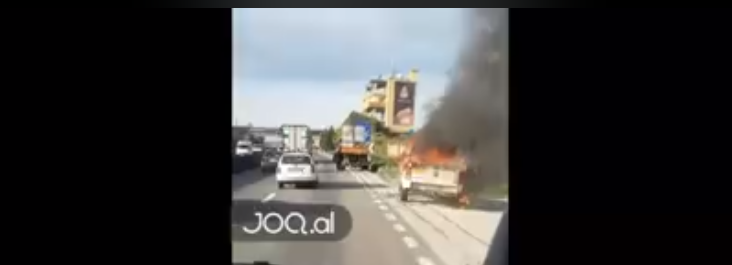 VIDEO/ Makina shpërthen në flakë në autostradën Tiranë-Durrës