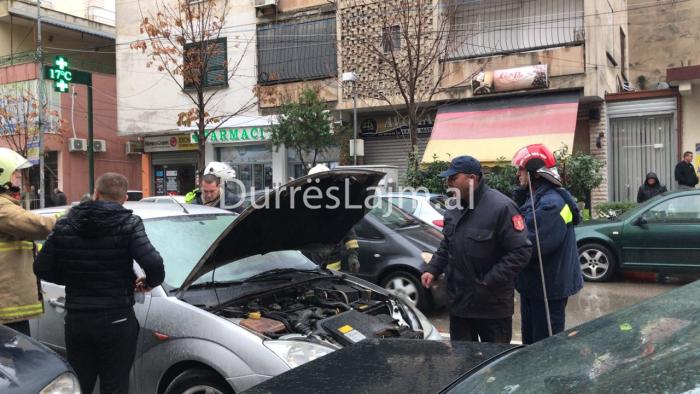 Durrës, shpërthen në flakë një makinë te Drejtoria e Policisë (FOTO)