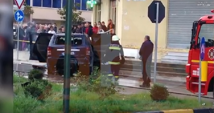 Atentat me eksploziv/ Makina shpërthen në ecje, plagoset rëndë i riu