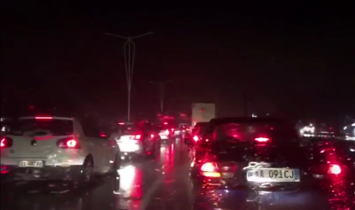 Situata kaotike në autostradën Tiranë-Durrës, ndërhyn FA