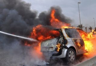 Ia kishte lënë kunatit, por makina i përfshihet nga flakët