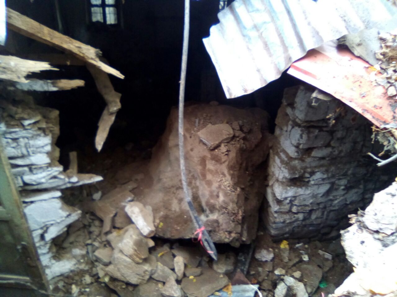 Shkëputet masivi shkëmbor dhe bie mbi banesë, rëndë kryefamiljari