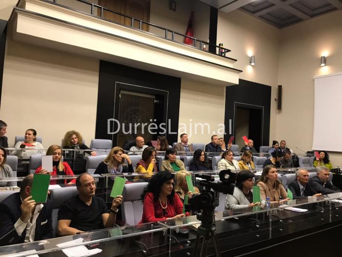 Durrës, PD dhe LSI bashkojnë votat në Këshillin Bashkiak, rrëzojnë paketën fiskale (FOTO)