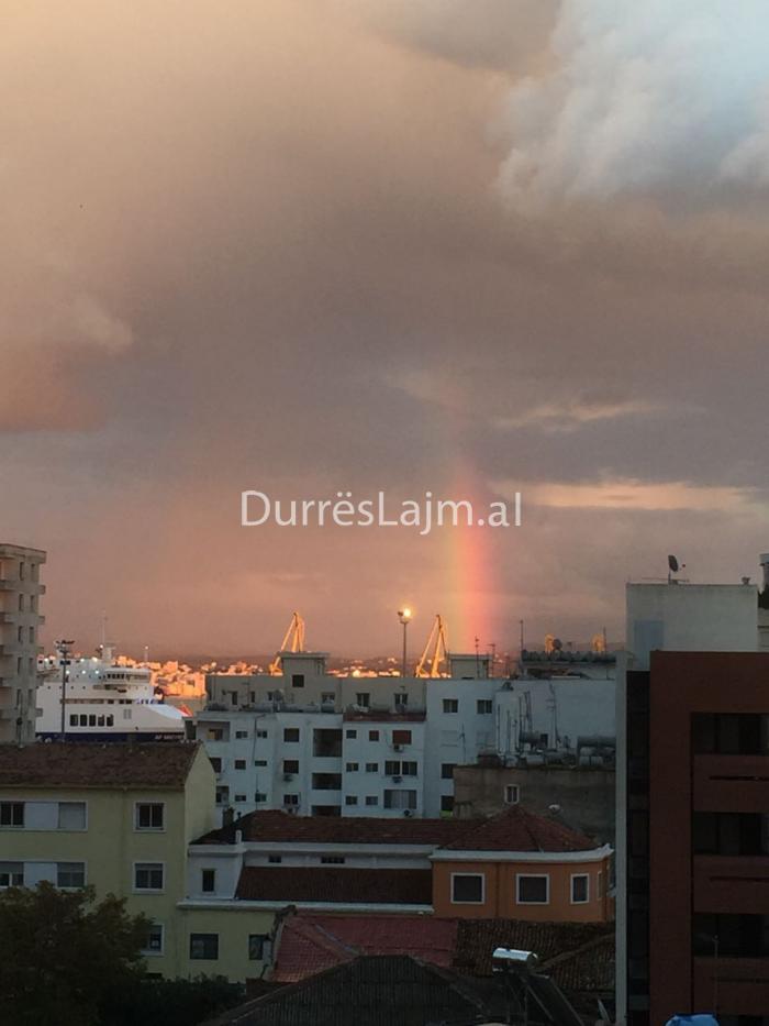 FOTOLAJM/ Reshjet e shiut i lënë vendin ylberit