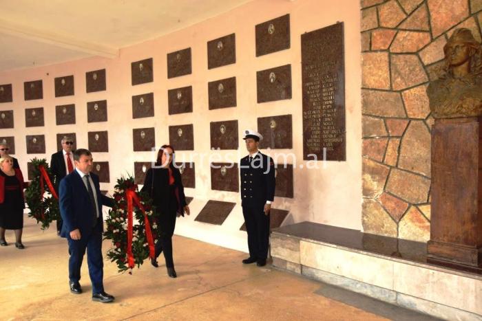 29 Nëntori, kryebashkiaku Dako kryen homazhe në Mauzoleumin e Dëshmorëve (FOTO+VIDEO)