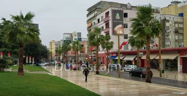 Përkeqësimi i motit/ Si paraqitet situata në Durrës (VIDEO)