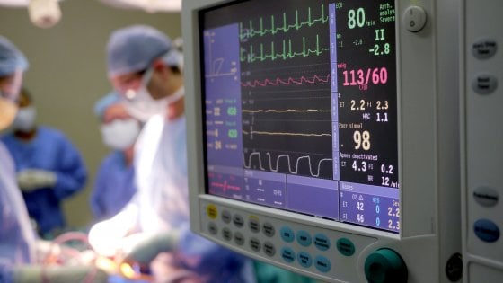 Mjekët i hapin kokën për t’i hequr tumorin, pacienti i bie klarinetës