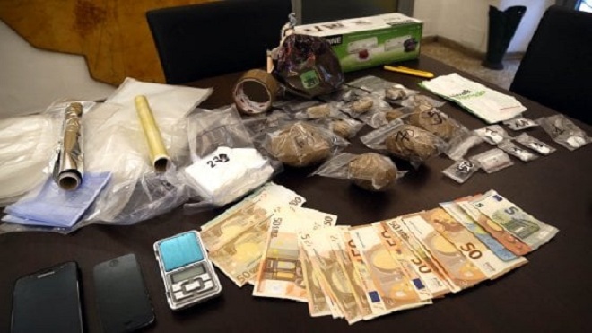 Drogë dhe euro në banesë, shqiptari ‘karate’ me karabinierët italianë, shoku i tij kapet mat kur…