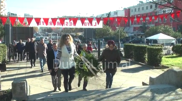 PD e Durrësit homazhe pa kreun e komanduar, harron martirin e demokracisë (VIDEO)