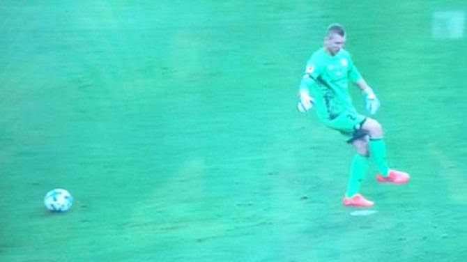 Portieri i Mainzit ngatërron topin me pikën e penalltisë, gafa e tij sjell gallatë në rrjetet sociale