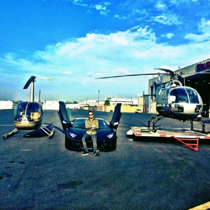 Ky është i riu që “blen” femrat me thasët me para (FOTO)