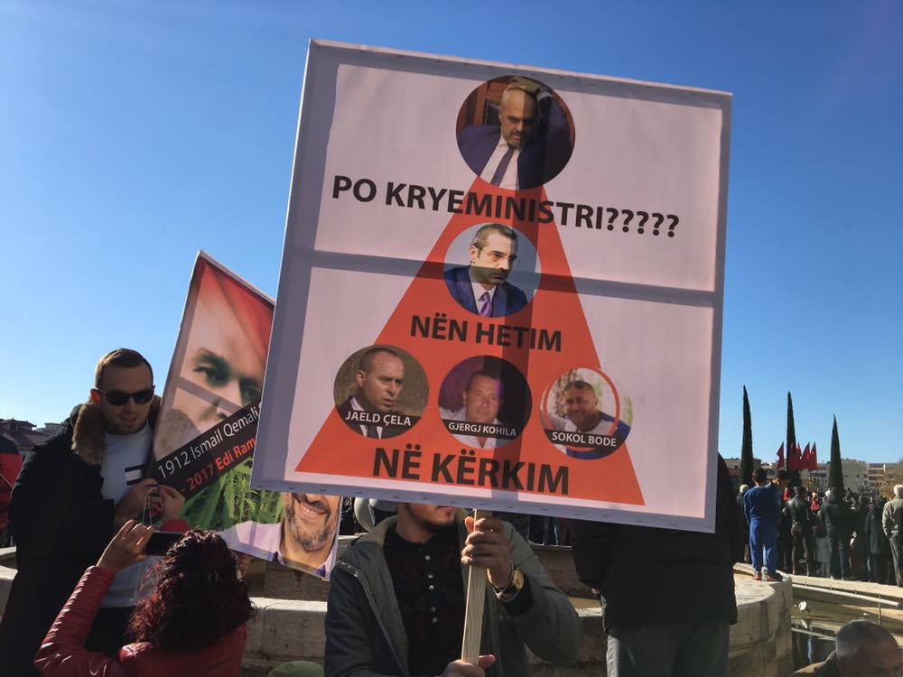 FOTO/ Kryeministri Rama pritet me protestë në Vlorë: Shpalle narkoshtetin