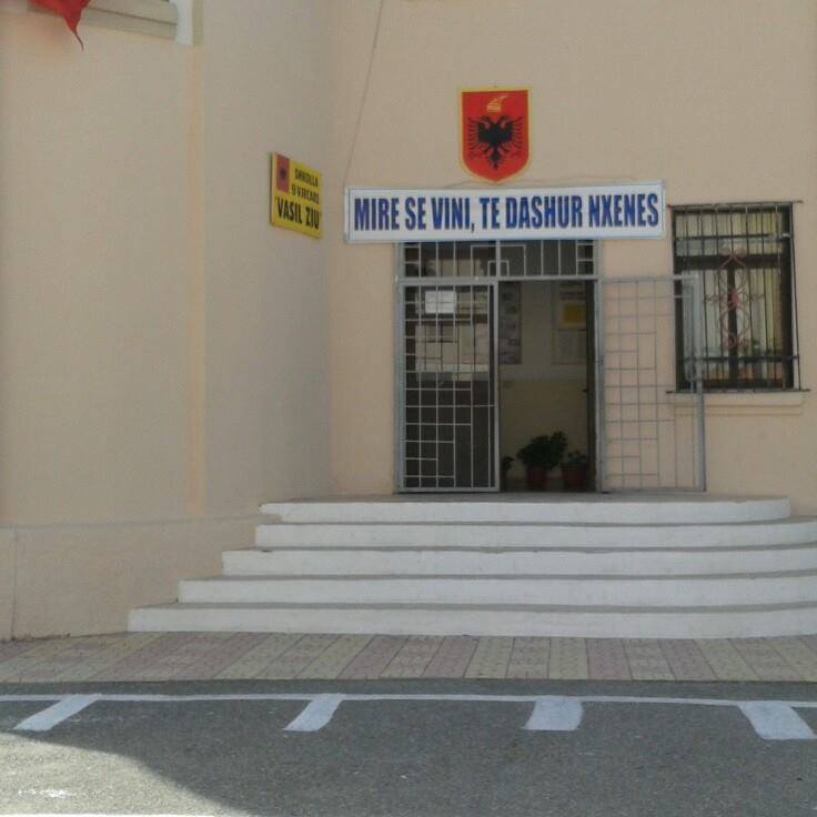 Denoncimi/ “Drejtoresha e shkollës “Vasil Ziu” në Durrës, presion nxënësve për lekë”