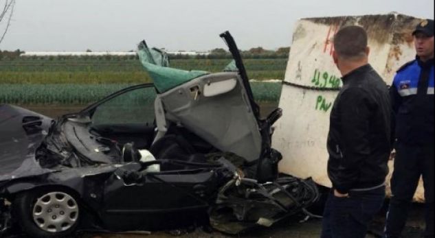 Mermeri i bie sipër makinës, vdes 24-vjeçarja, plagosen 3 të tjerë (FOTO)