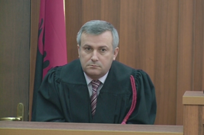 Pas gjyqtarit Miri, burg dhe kushëririt sekser