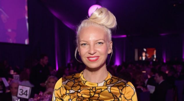 Tentoi të fitonte para me foton nudo, këngëtarja e famshme e publikon vetë (FOTO)