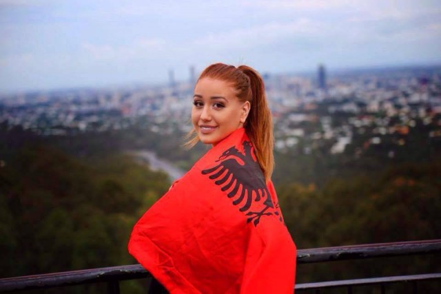 FOTO/ Stërmbesa e Skënderbeut uron shqiptarët për 28 nëntorin