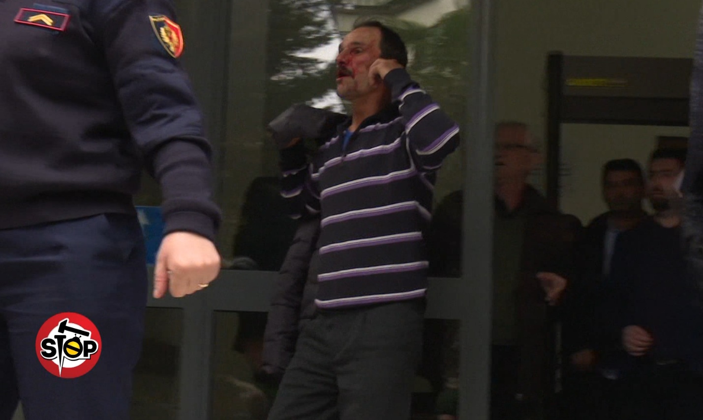 Grushte dhe njerëz të gjakosur në fytyrë brenda gjykatës, lëndohet policja (FOTO &#038; VIDEO)