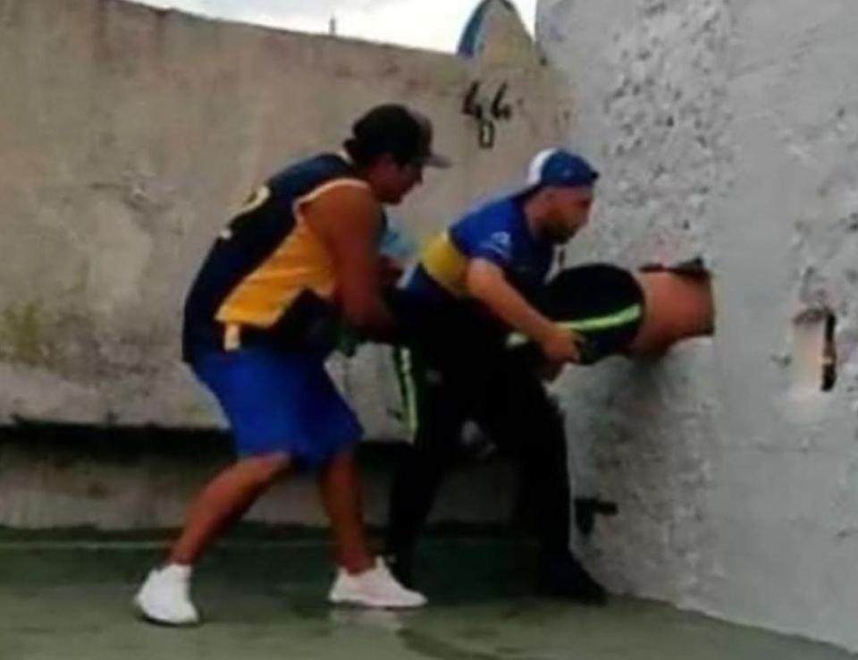 Tenton të hyjë në stadium pa biletë, i ndodh diçka e tmerrshme