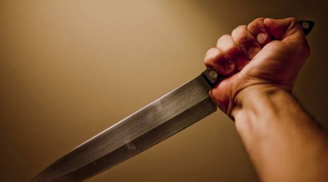 45-vjeçari qëllon me thikë gruan dhe djalin