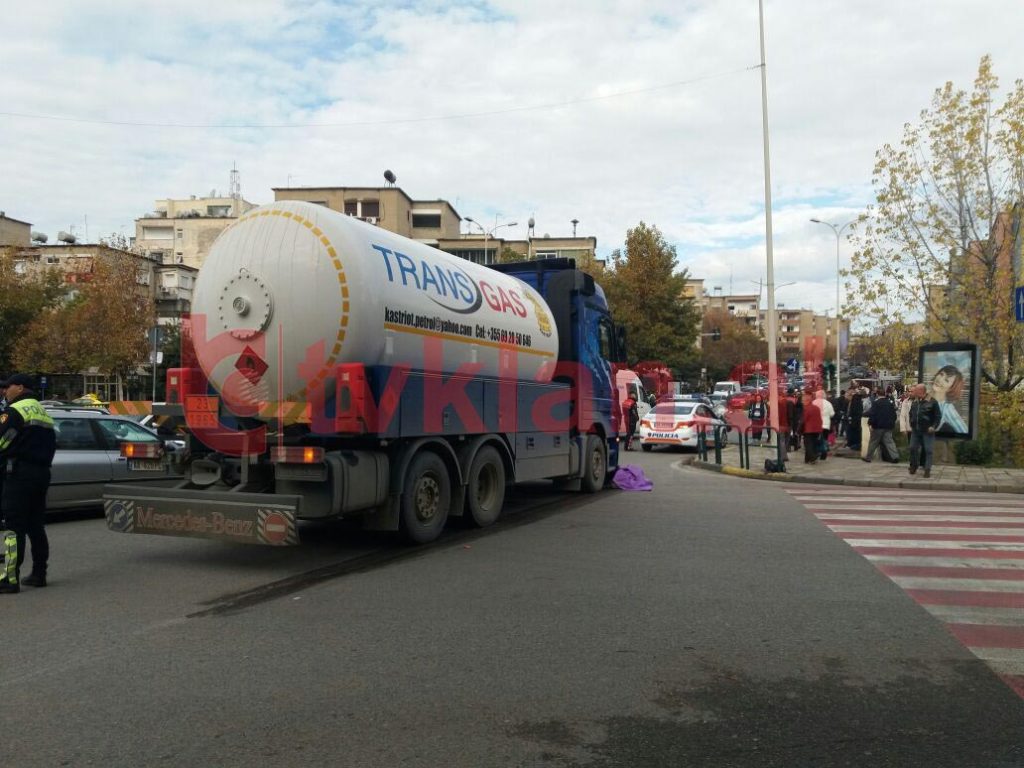 Autoboti i gazit përplas për vdekje burrin me biçikletë