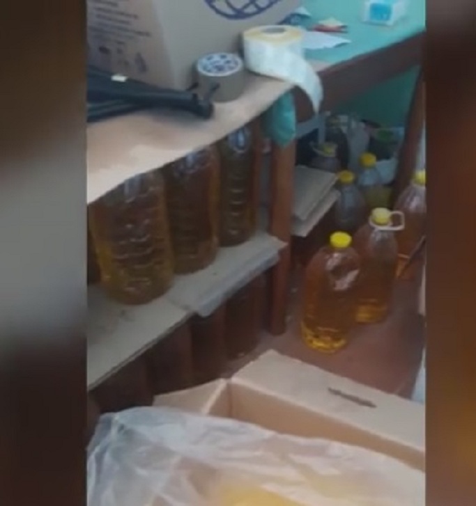 Arrestohet kontrabandisti, falsifikonte etiketat e vajit në gjuhën greke (VIDEO)