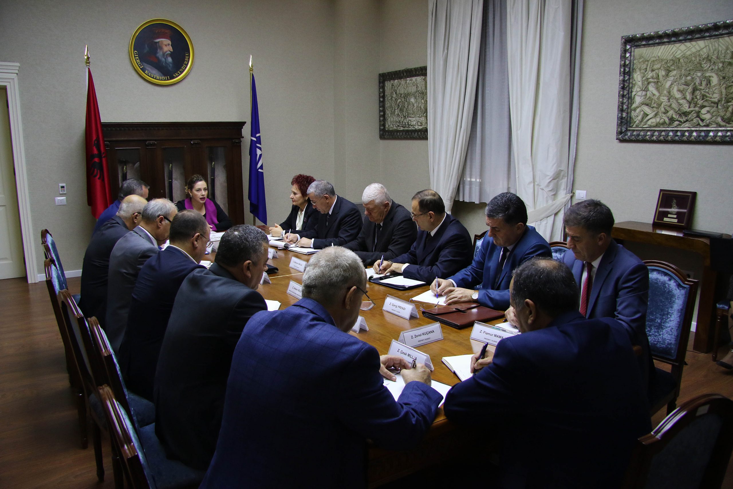 Xhaçka mbledh prefektët: Zyra juaj do të jetë terreni gjatë emergjencave