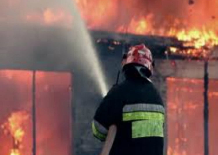 Durrës, digjet lokali përballë pistës