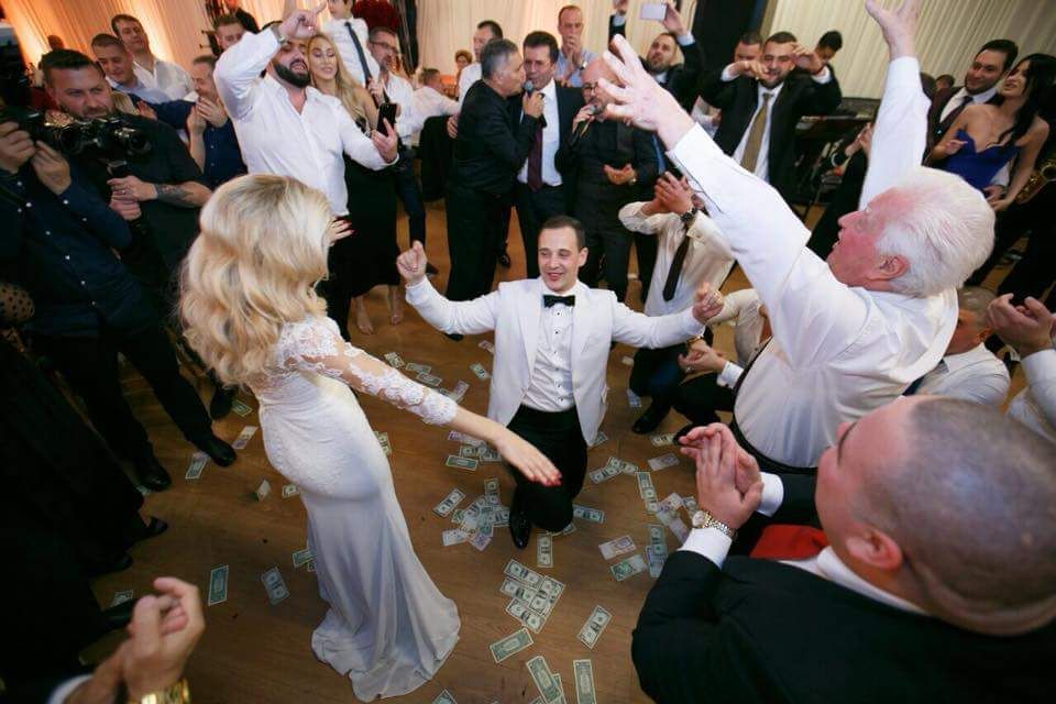 Politikani shqiptar i jep fund beqarisë, fluturojnë dollarët në dasmë (FOTO)