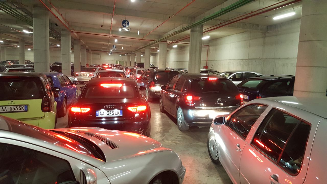 Bllokohen dhjetëra automjete në parking (FOTO)