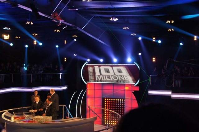 I dashuri i këngëtares shqiptare provon fatin në “100 milionë” (FOTO)