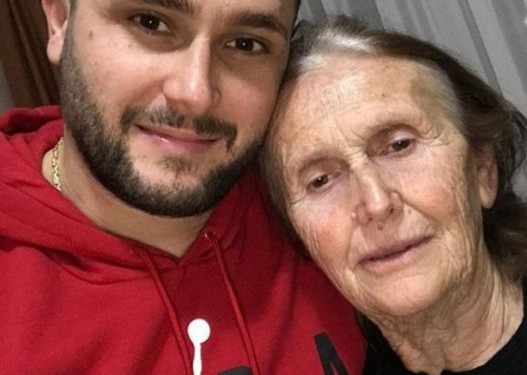 Ija e Bes Kallakut “pikaset” nga faqet e huaja: Gjyshja kërkon të dashur