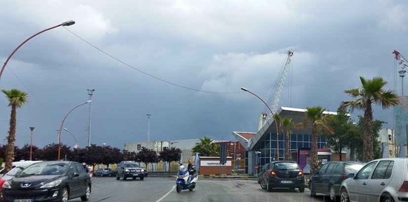 Moti me përkeqësime sot, Durrësi zgjohet me erëra të forta