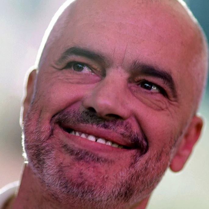 Rama uron ‘mirëmëngjes’ me një  kartolinë të veçantë