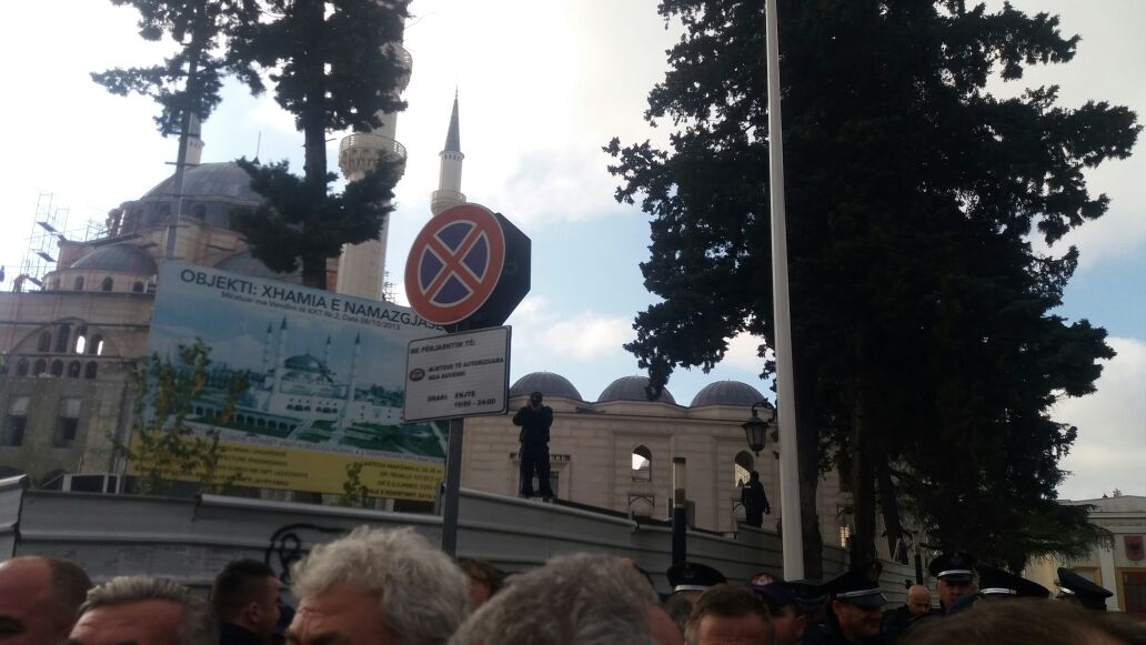 Protesta e opozitës/ Ekspertët e kriminalistikës zbarkojnë në terren (FOTO)