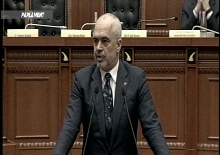 Përmbytjet/ Rama i kthehet opozitës: Ju vodhët groshët, orizin dhe çizmet