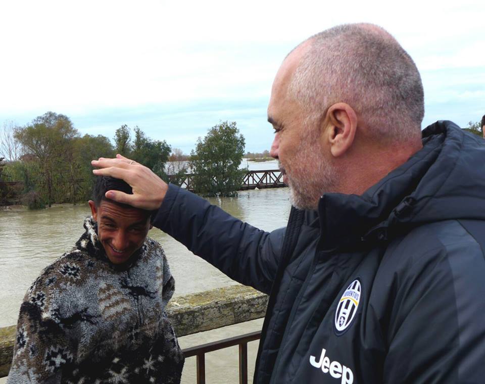 Kjo është fotoja e ditës për Ramën! Biseda me të riun për flokët me xhel…