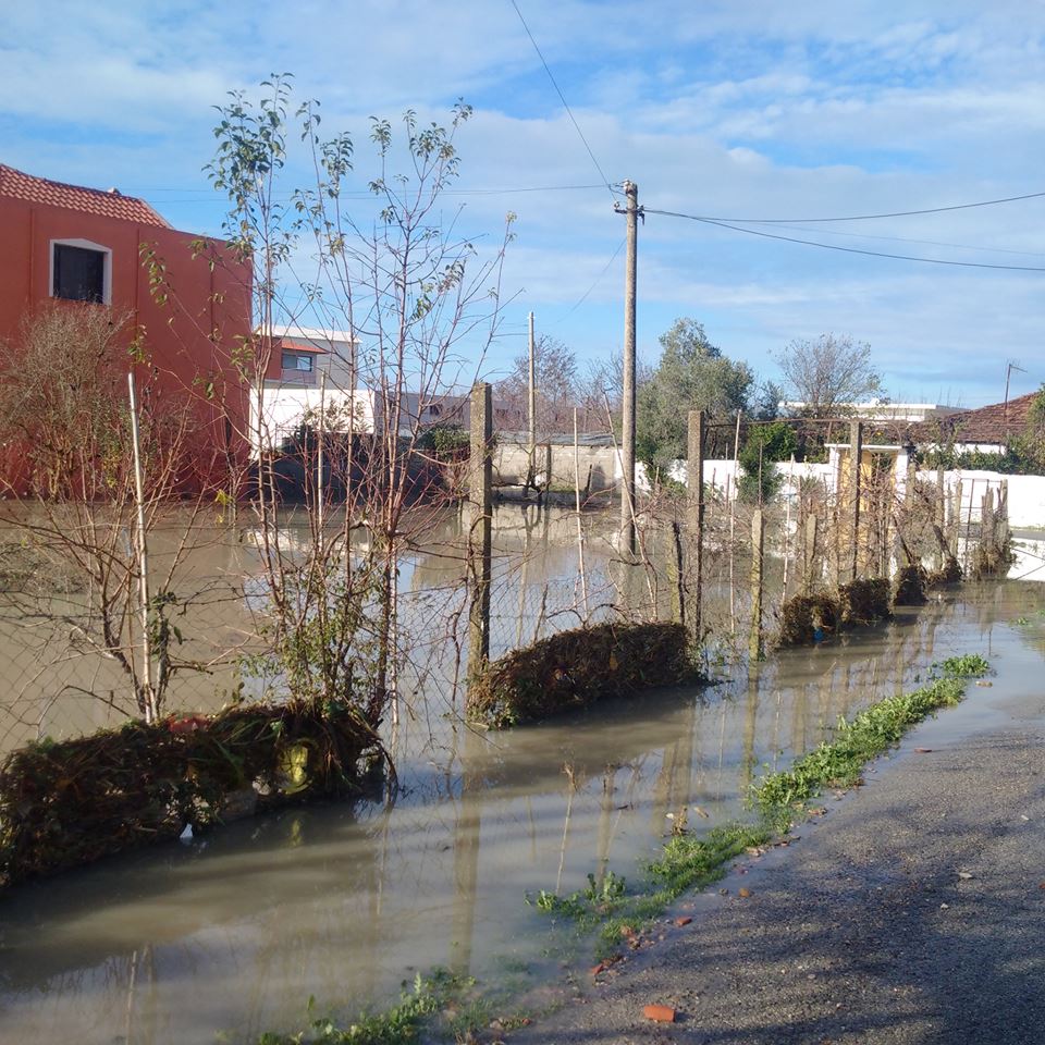 Përmbytjet në Durrës/ “8 milion për Velierën, Dako nuk pastron kanalet kulluese” (FOTO)