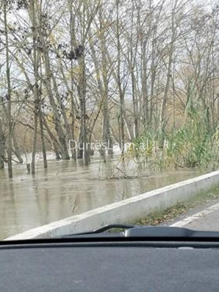 FOTOLAJM/ Durrës, tokat vijojnë të jenë nën pushtetin e ujit