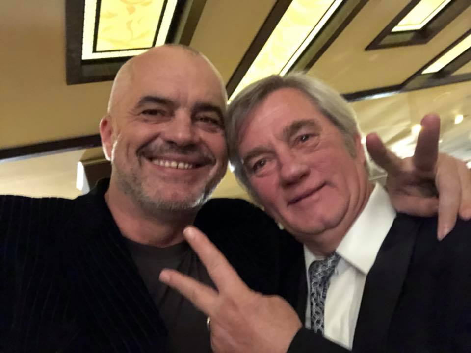 Rama pa komplekse, foto me aktorin e madh Zef Deda