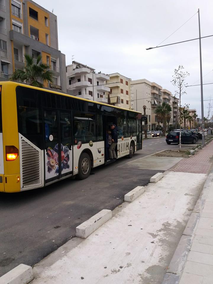 Halli i qytetarëve të Durrësit me urbanët (FOTO)