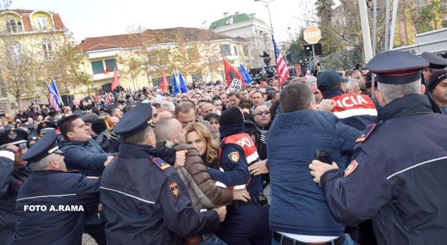 6 efektivë u lënduan gjatë protestës së opozitës, policia në kërkim të autorëve