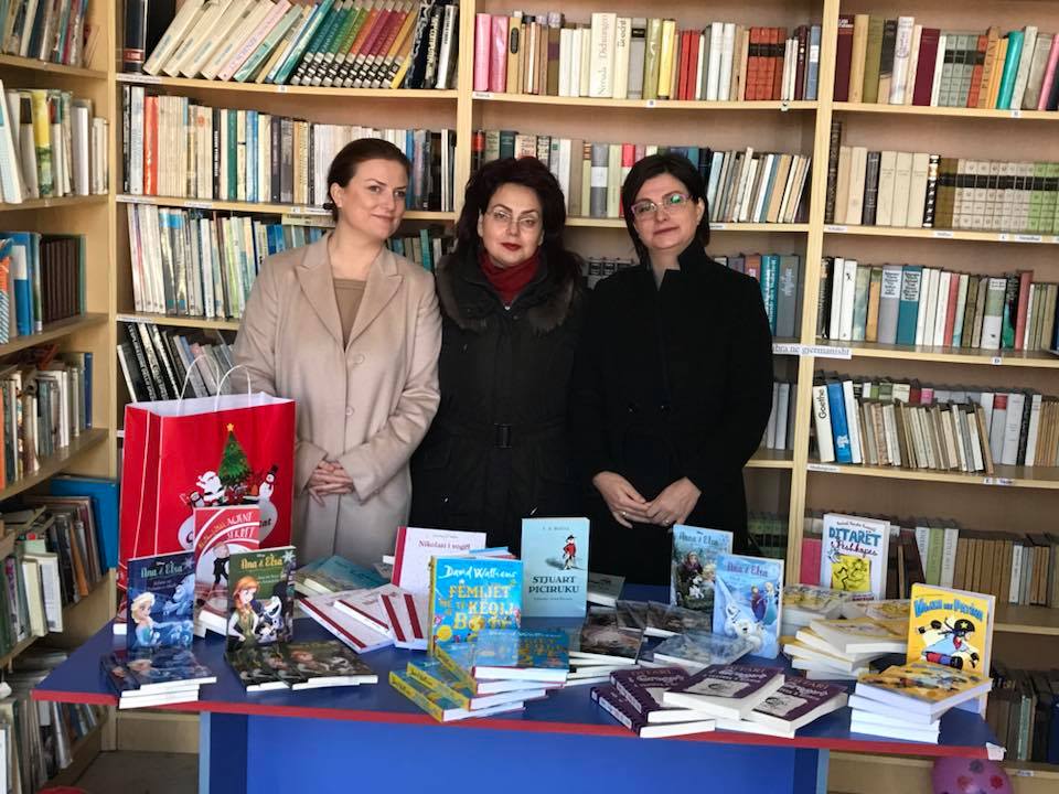 Durrës, deputetja Kadiu dhe ish-ministrja Kërtusha dhurojnë libra për fëmijët (FOTO)
