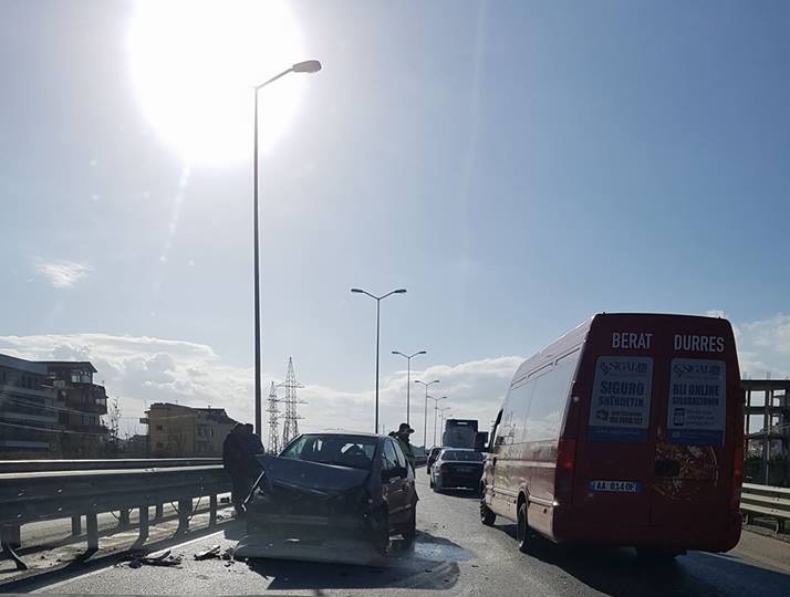 Aksident në rrugën Durrës-Kavajë, përplasen 4 makina