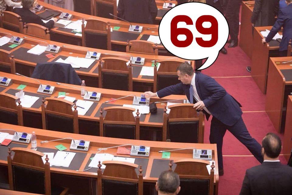 Protesta e opozitës/ Memet që do ju shkrijnë së qeshuri (FOTO)