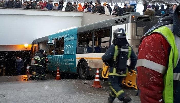 Autobusi përplas këmbësorët, të paktën 5 të vdekur (VIDEO)