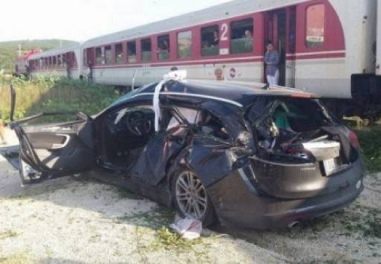 Treni përplas makinën, plagoset drejtuesja