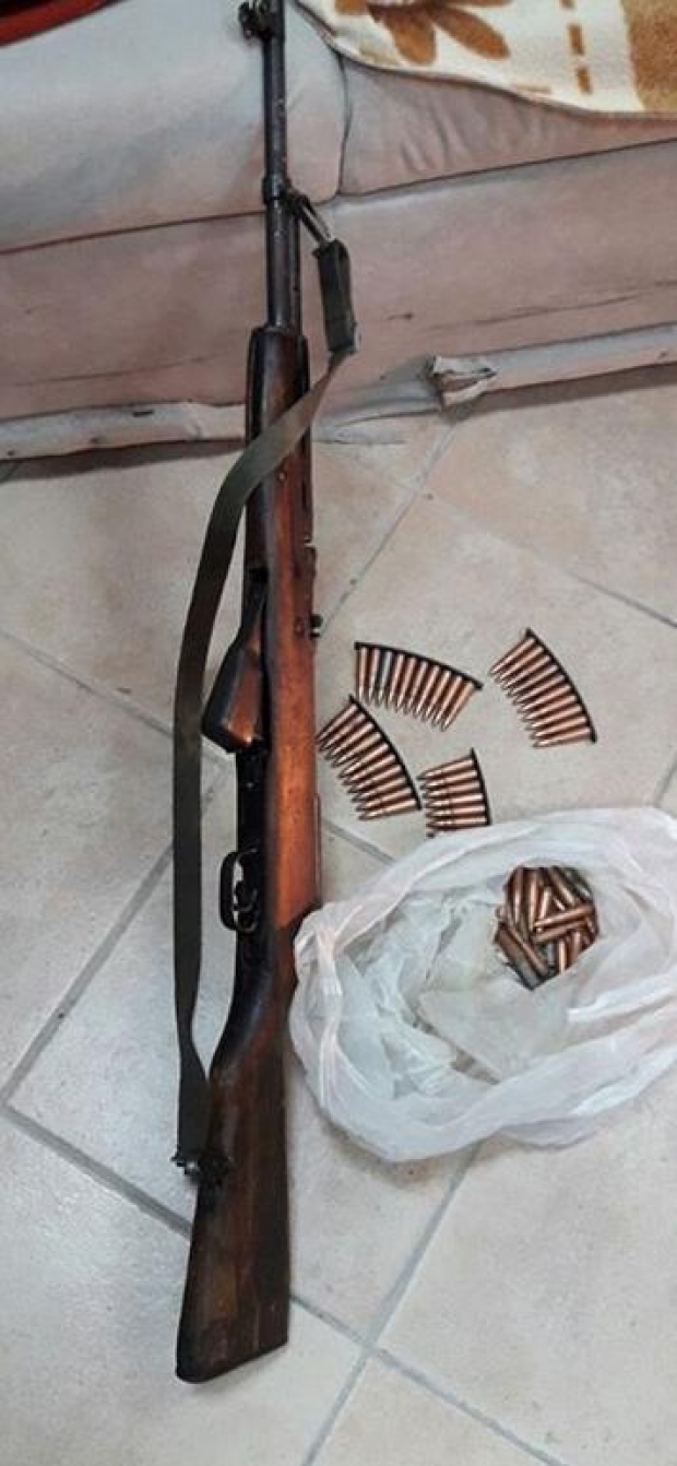 Kishte fshehur armën dhe fishekët në krevat, arrestohet në flagrancë