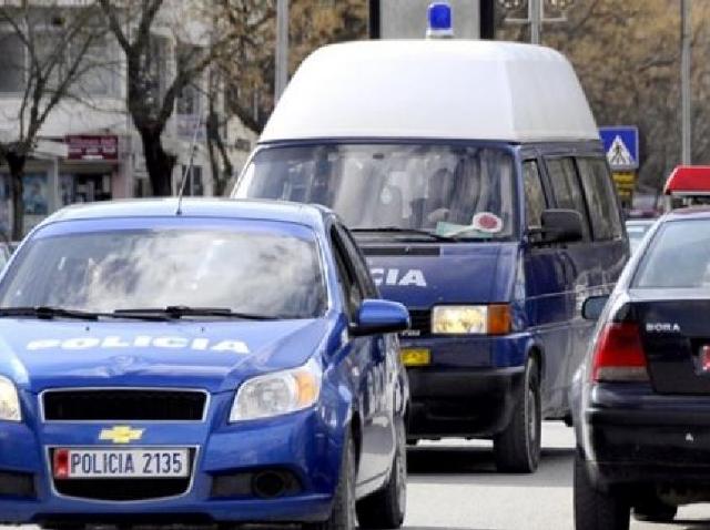 Autobusi godet makinën e 26-vjeçares në Durrës, ai në pranga, vajza në spital